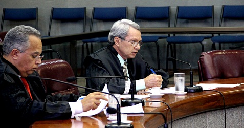 O relator do processo, conselheiro José Alves Viana (à dir.). Ao seu lado, o conselheiro Gilberto Diniz (Foto: Karina Camargos Coutinho)